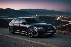 Une Audi RS6, avec une carrosserie mate noire, stationnée sur un panorama de montagne désert, les lumières de la ville scintillant dans la vallée en dessous, mise au point nette, éclairage dramatique, HDR, résolution 4k.