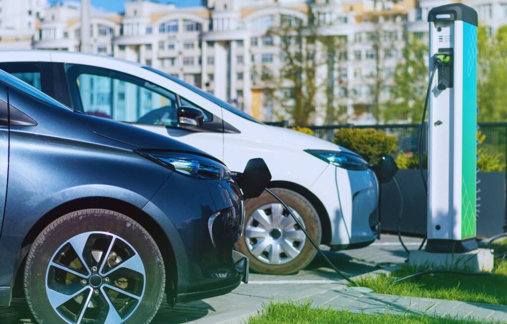Deux voitures électriques à une borne