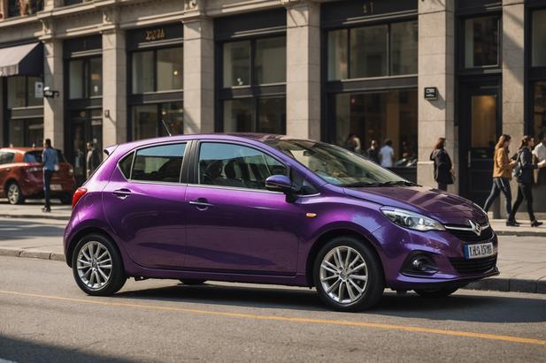 Une voiture hatchback compacte avec une finition aubergine brillante se démarque sous le soleil de midi dans un cadre urbain animé, haute saturation et texture réaliste.