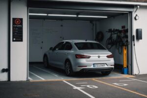 Photographie minimaliste d'un garage avec une voiture parfaitement garée sans égratignures et un guide infographique sur le mur intitulé '7 conseils pour ne jamais égratigner votre voiture'