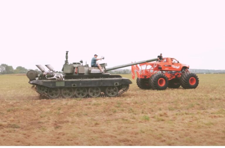 Une photo prise lors de la foire la Boiserie avec un Monster Truck et un Tank