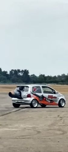 Une Renault Twingo avec un moteur d'avion de chasse lors de la Foire la Boiserie