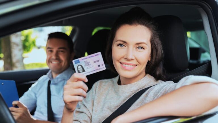 Une femme qui montre son permis dans une voiture