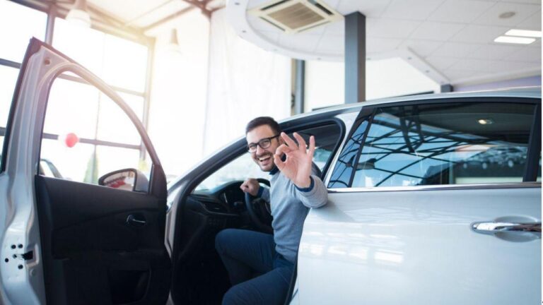 Un homme qui sort d'une voiture