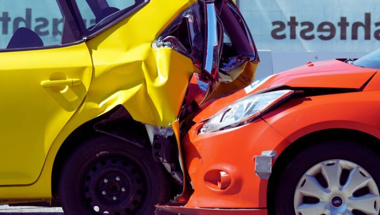 Un accident entre deux voiture de la tôle froissée