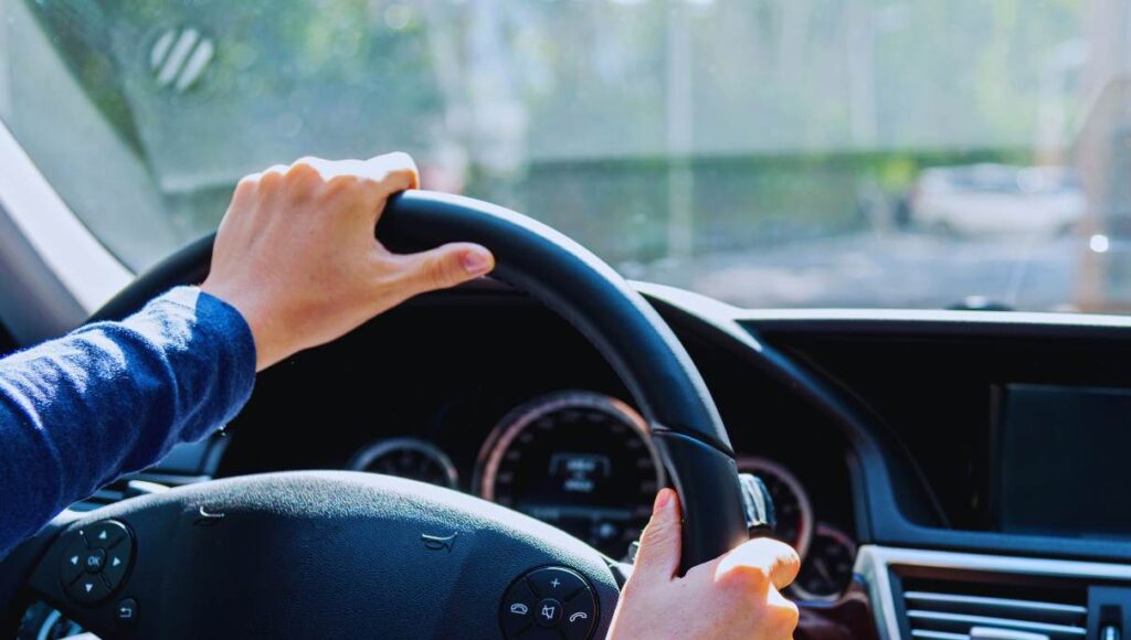 Vue d'une personne qui conduit une voiture
