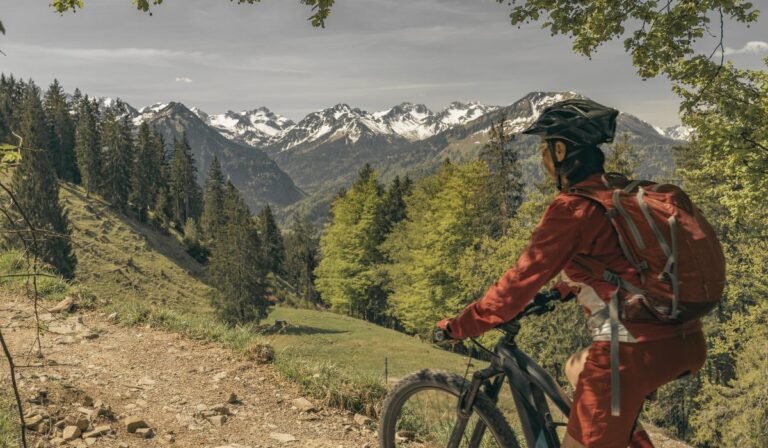 Une femme qui monte une côte en vélo électrique