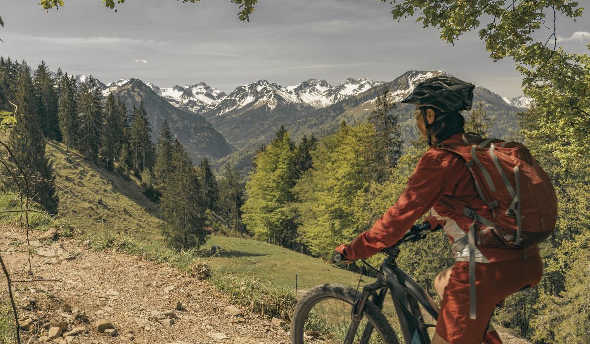 Une femme qui monte une côte en vélo électrique