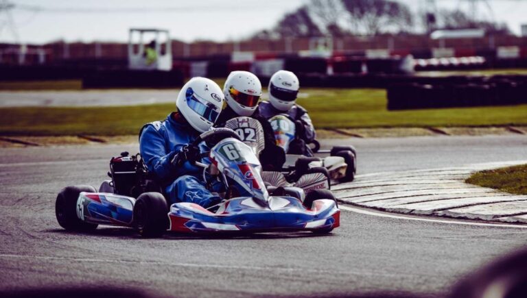 3 karting sur un circuit