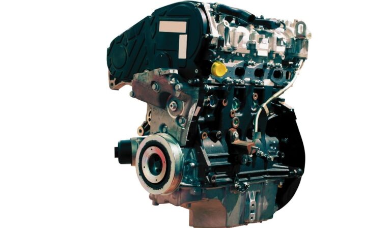 Zoom sur le moteur d'une voiture