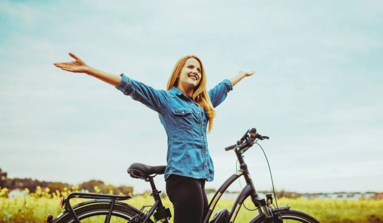 Une femme heureuse sur son vélo électrique