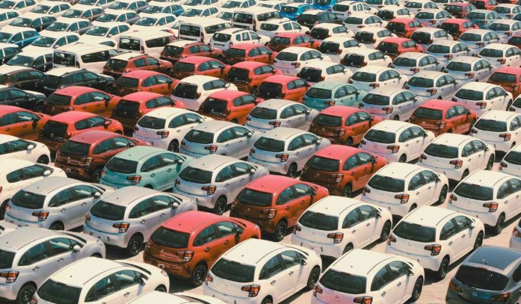 BEaucoup de voitures d'occasions sur un parking