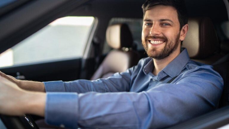 Un homme heureux dans sa voiture