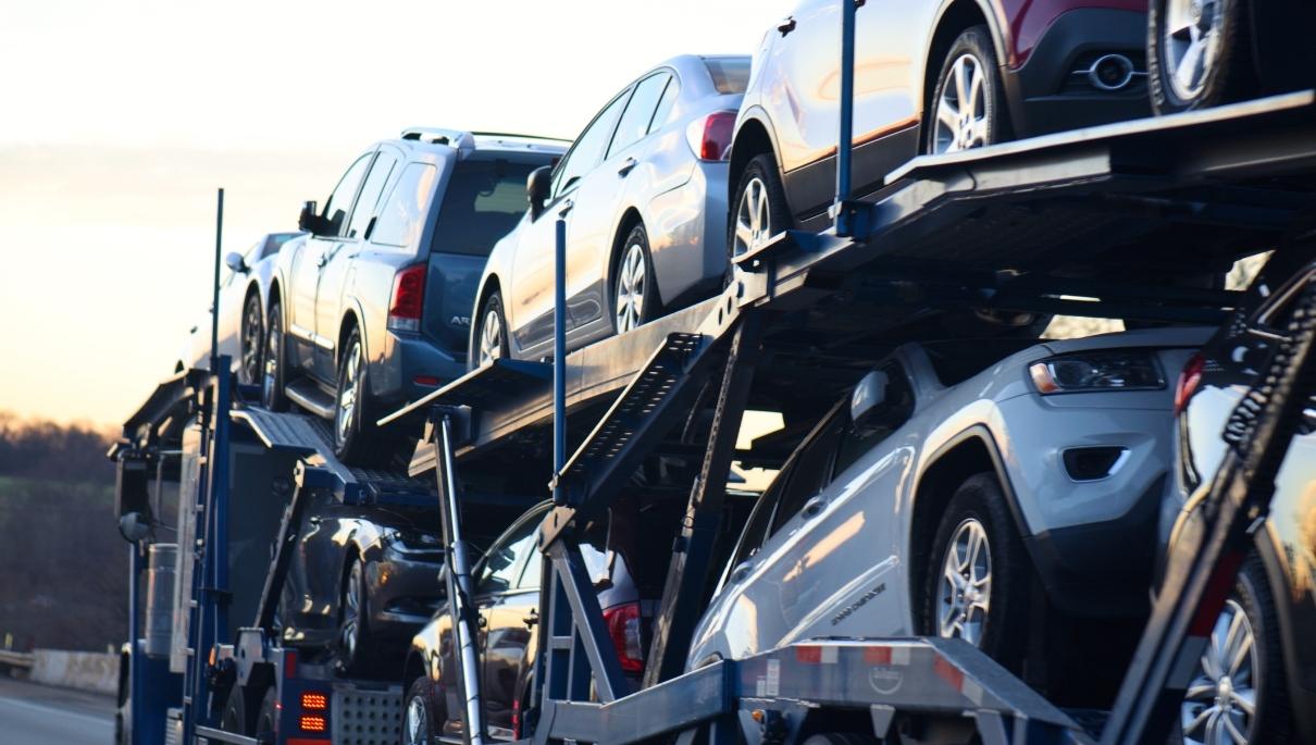 Un camion qui transportent des voitures