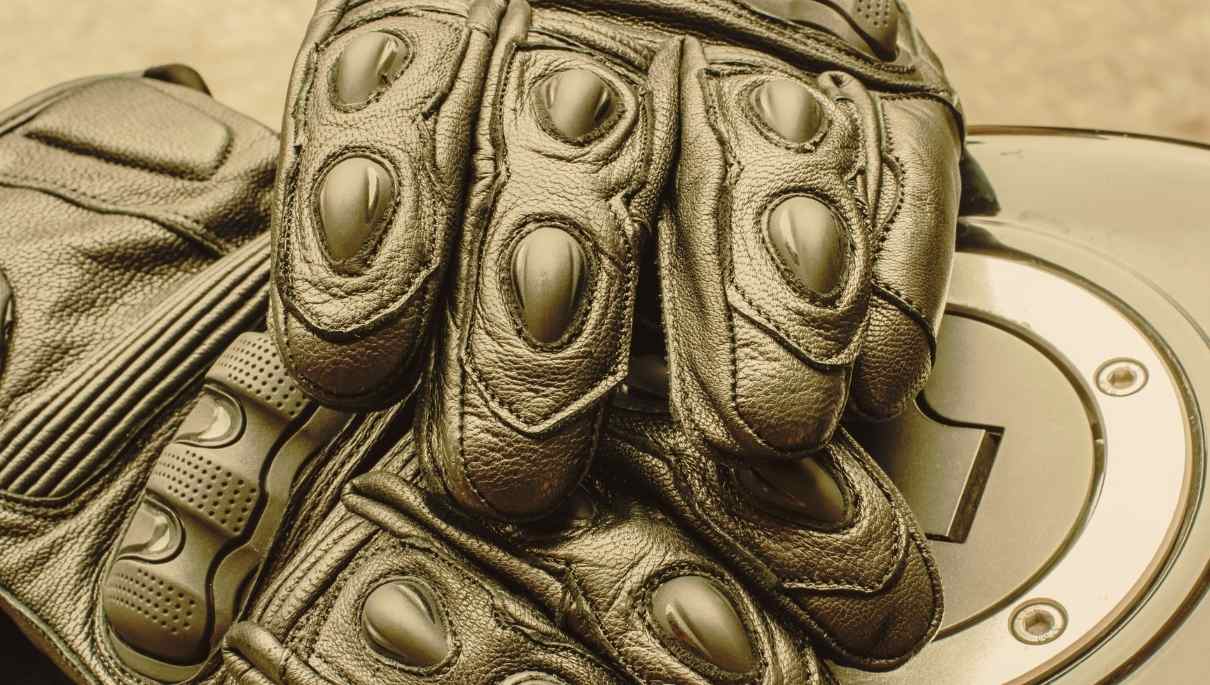 ZOom sur une paire de gants de moto