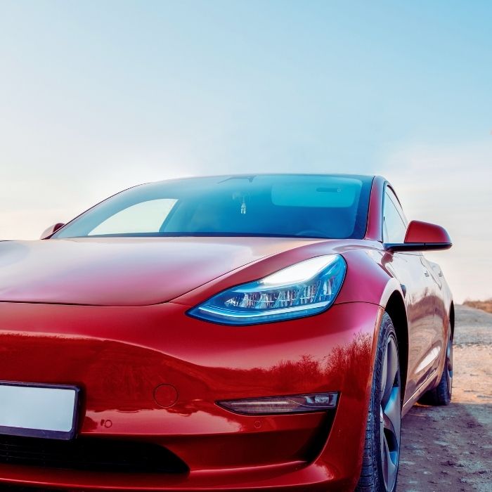 Une tesla rouge
