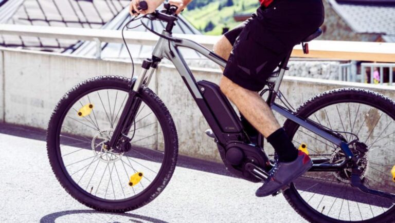 Un homme sur une vélo électrique reconditionné