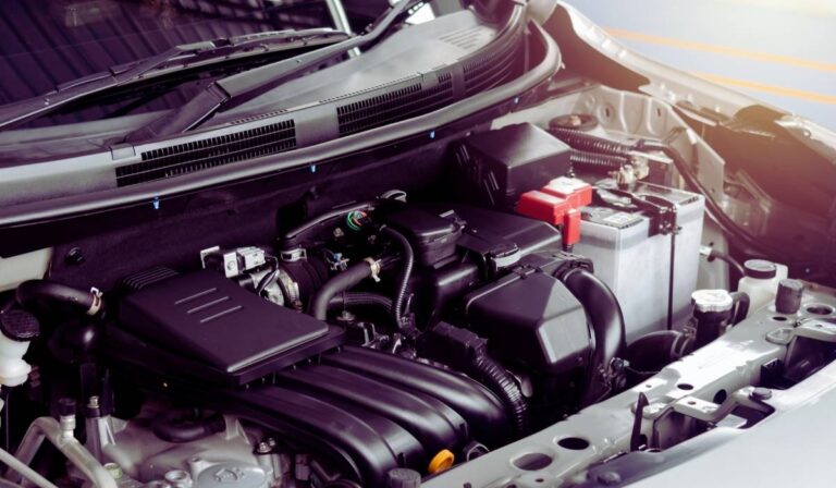 Zoom sur le moteur d'une voiture