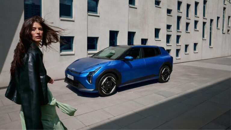 Une femme devant une voiture (KIA)