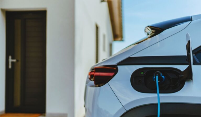 Une voiture electrique qui se recharge a son domicile