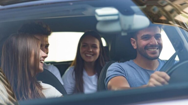 Zoom sur l'intérieur d'une voiture avec 4 personnes dedans