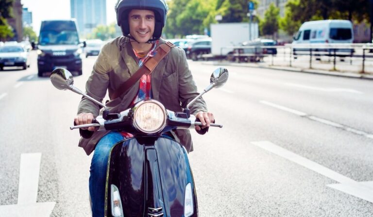 Un scooter sur la route