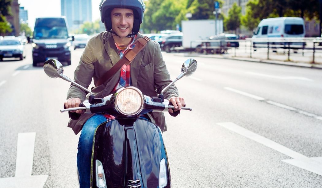 Un scooter sur la route