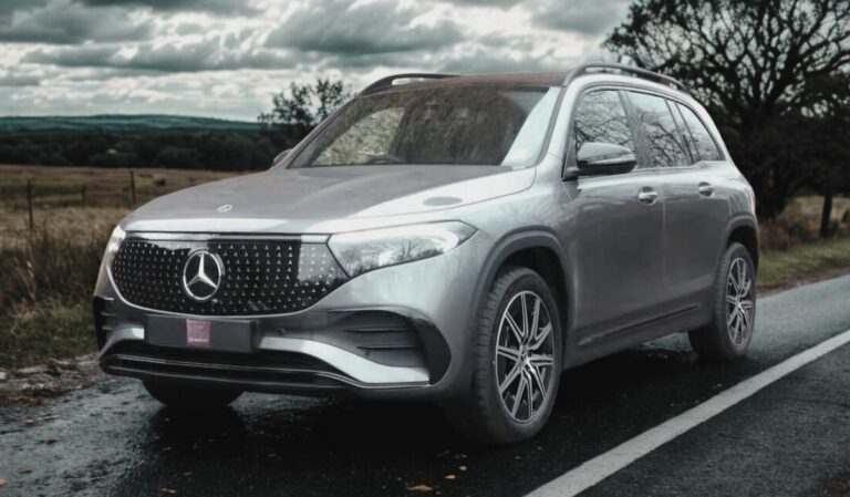 Une Mercedes EQB