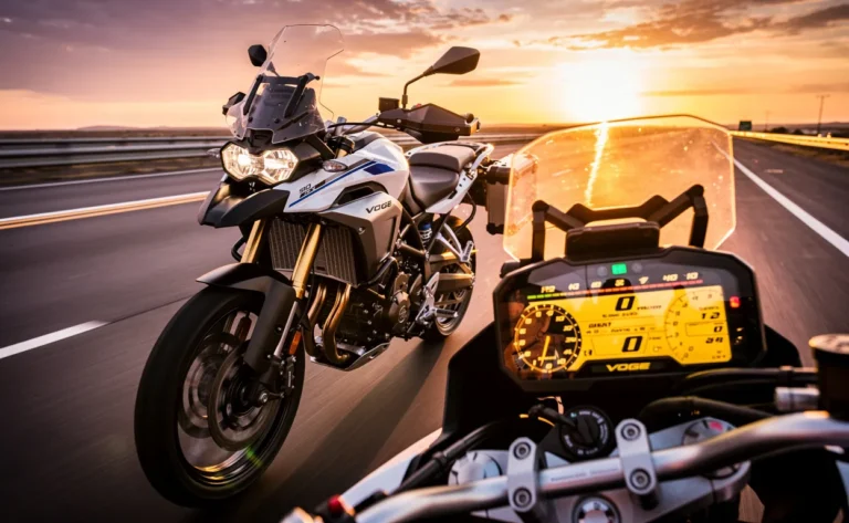 Une moto Voge 900 DSX roule sur une autoroute vide au coucher du soleil, avec le compteur de vitesse bien visible reflétant la lumière dorée.