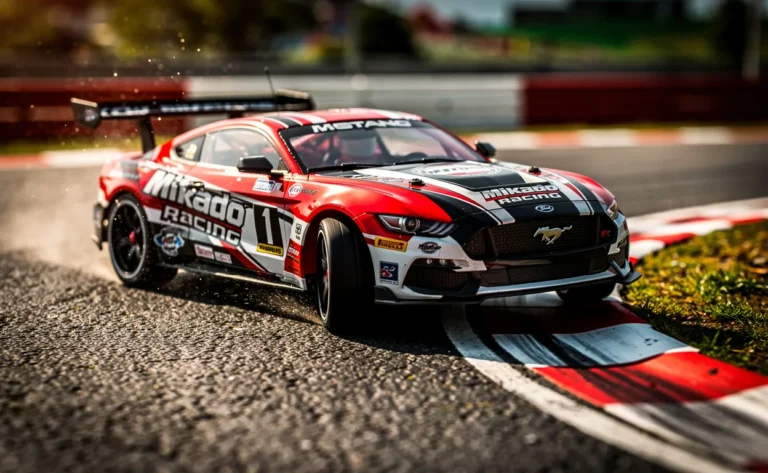 Voiture radiocommandée Mikado Racing en mouvement rapide sur une piste miniature, éclairée de façon dramatique.