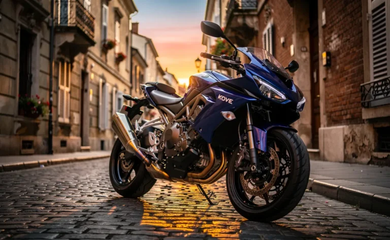 Une moto Kove aux détails chromés stationnée sur une rue pavée européenne au coucher du soleil, devant des bâtiments anciens.