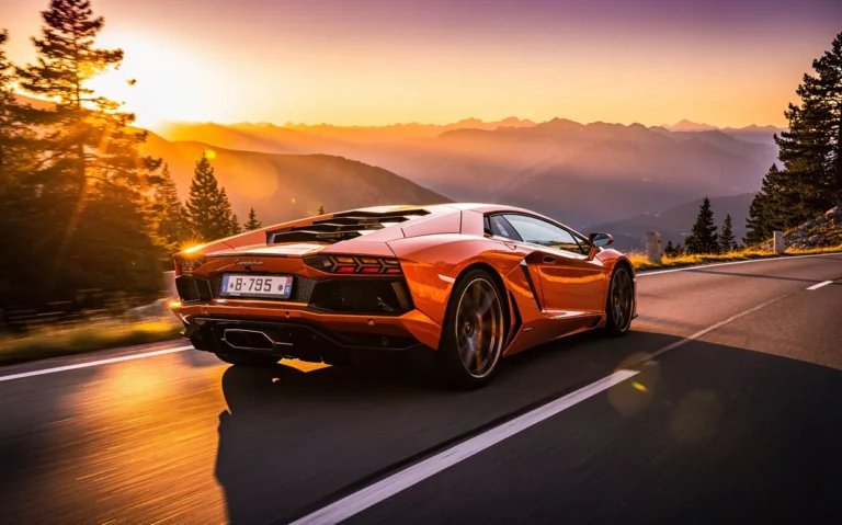Une Lamborghini Aventador orange roule sur une route de montagne sinueuse au coucher du soleil, reflétant une lumière dorée.
