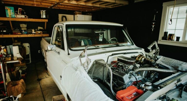 Mécanicien dans un atelier de restauration travaillant sur un pickup ancien