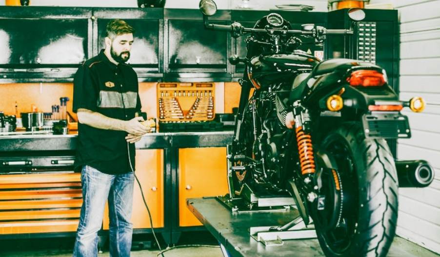 Une moto chez un réparateur