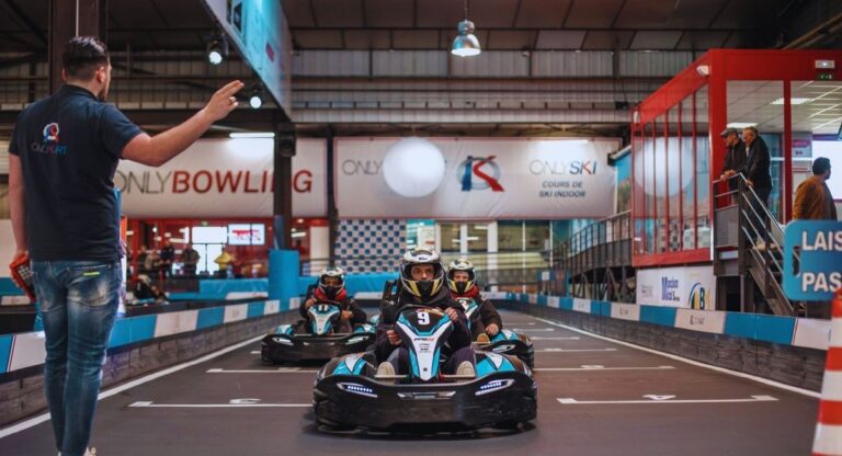 Groupe de collegues en seance de karting sur circuit en plein air
