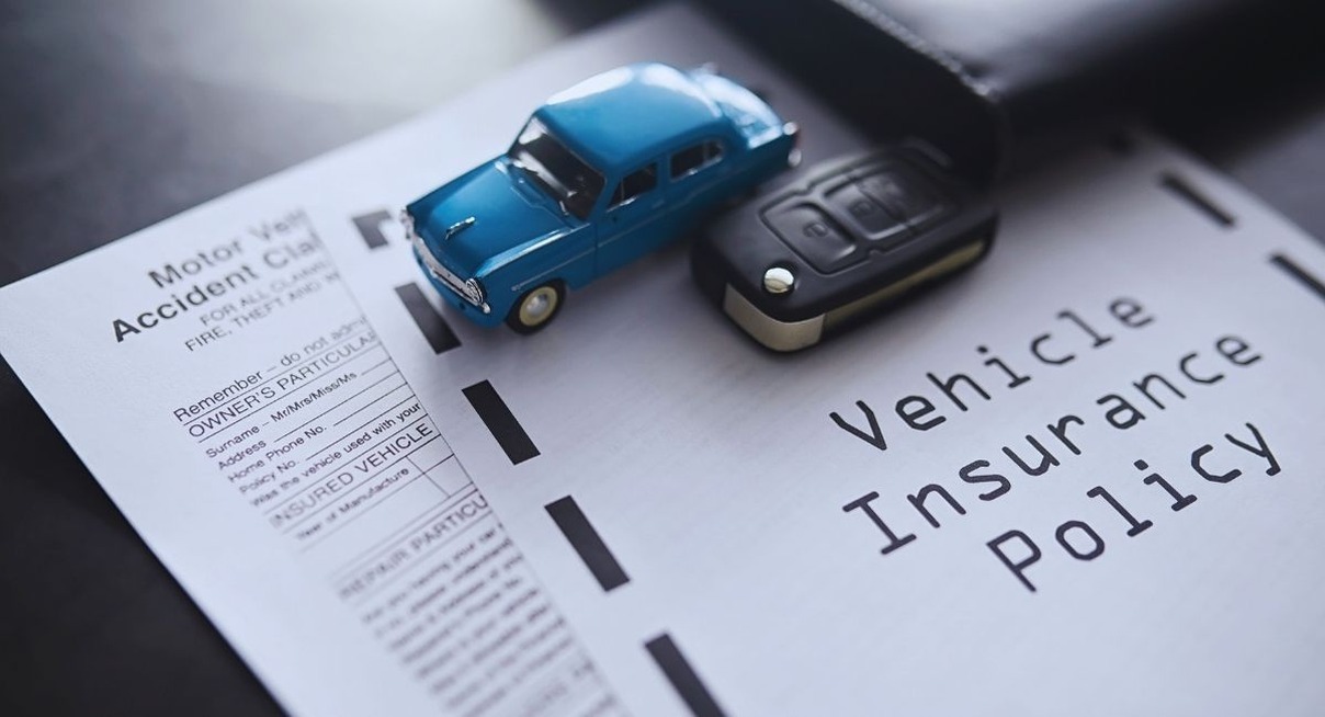 Formulaire de police d assurance automobile avec une petite voiture bleue et une cle de voiture